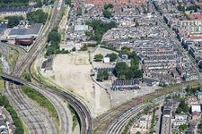 909165 Luchtfoto van het voormalige en gesaneerde terrein van de werkplaatsen van de N.S. aan de 2e Daalsedijk te ...